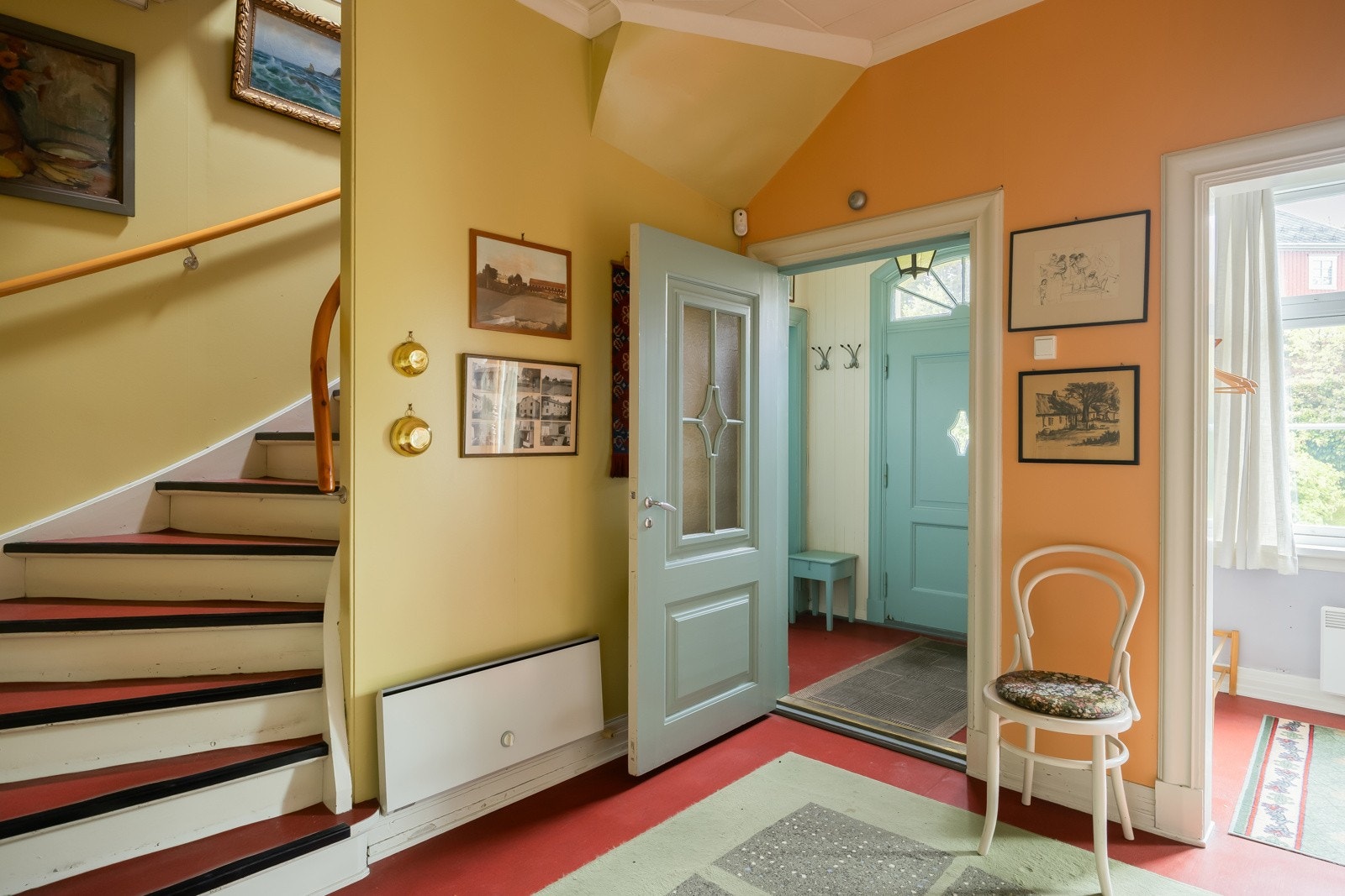 Trappeløpet fra hallen tar deg til andre etasjen som utgjør ca.109 kvm gulvareal / 77 kvm målbart. Trappa ned til kjelleretasjen går fra entréen. Galleribilde