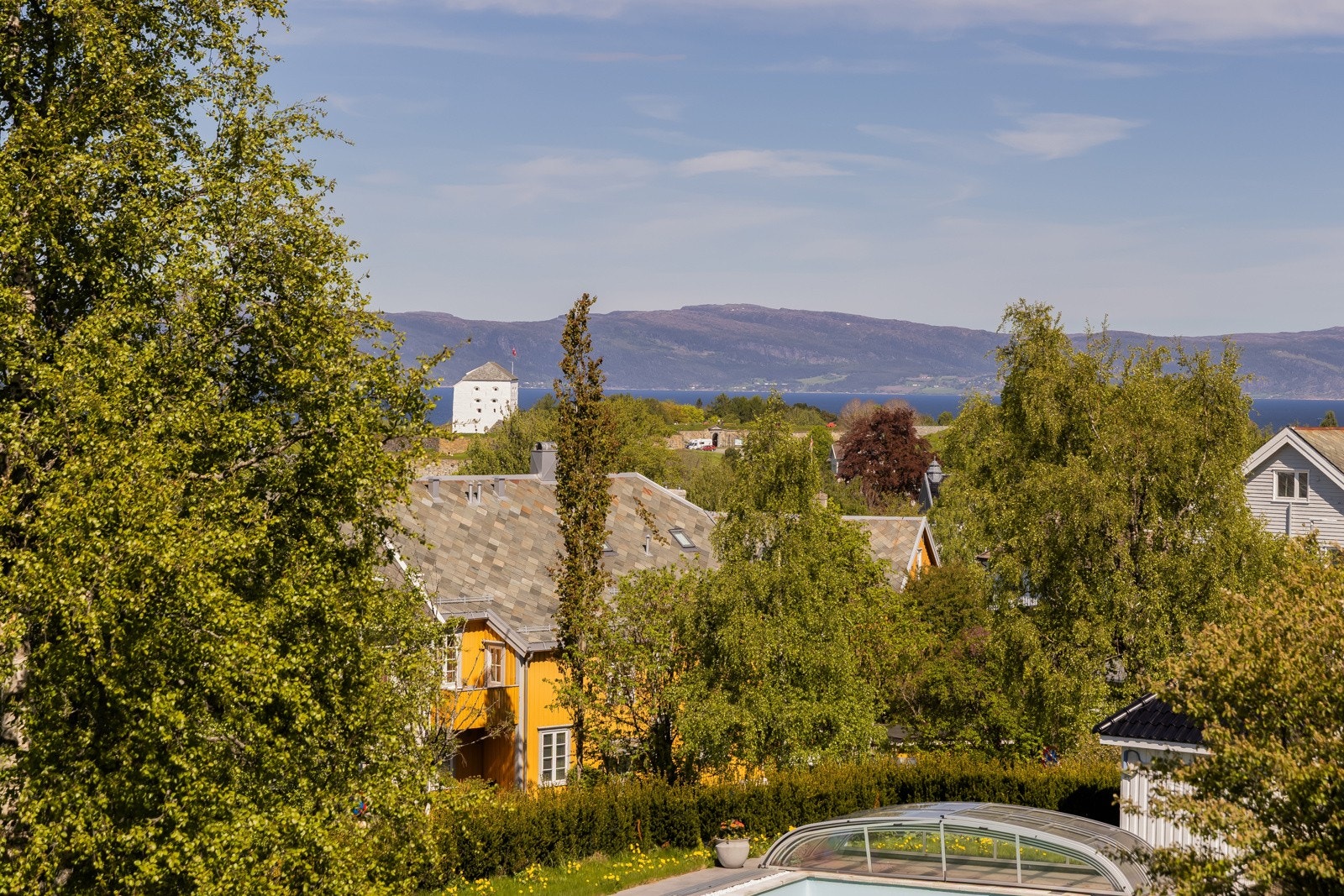 Her fanges blikket av kjente landemerker som Kristiansten Festning, spiret på Nidarosdomen og Tyholttårnet i bakkant. Galleribilde