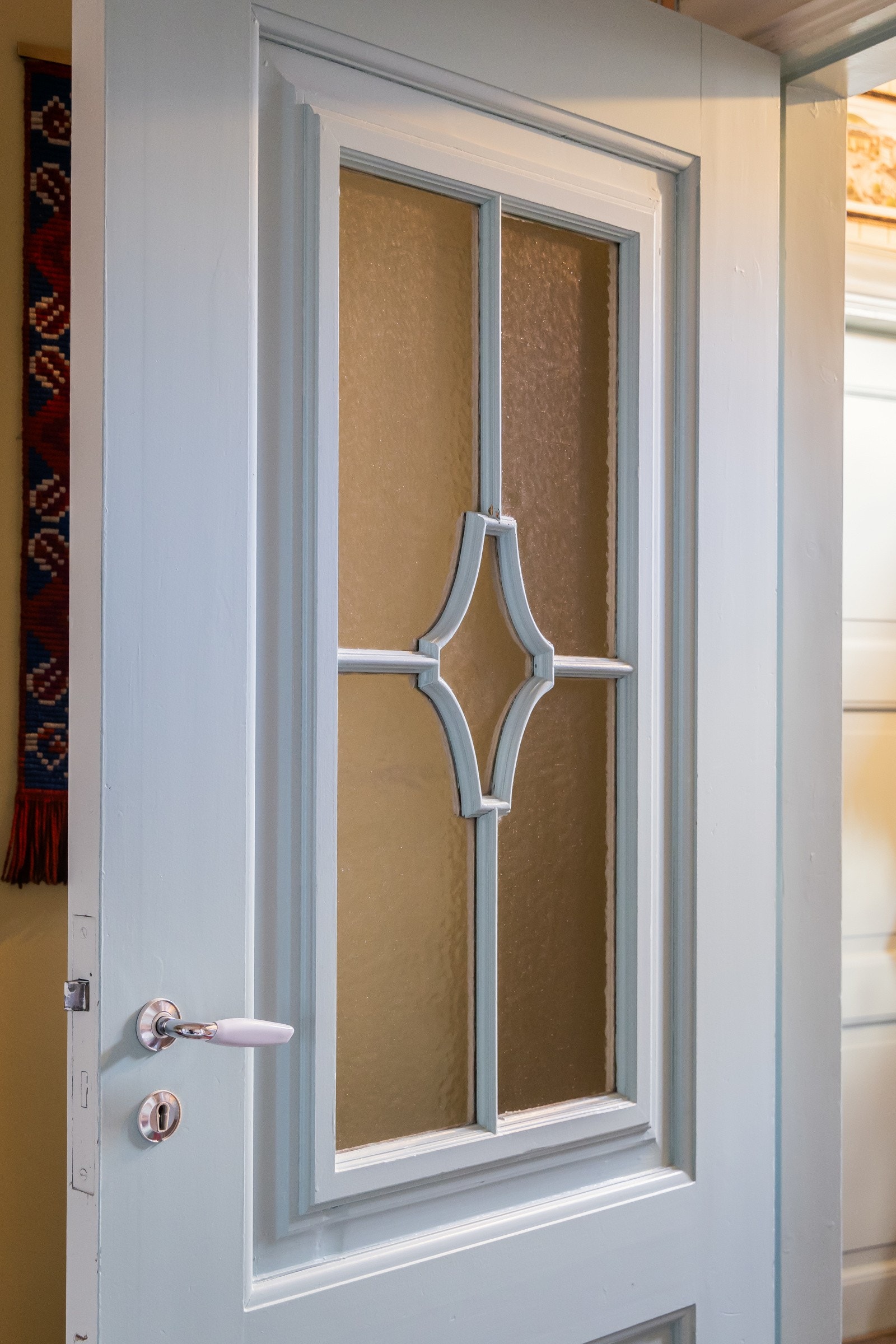 Eiendommen har bevart sin karakteristiske og ivaretatt flere vakre detaljer selv om det er gjennomført betydelige utvendige oppgraderinger. Galleribilde