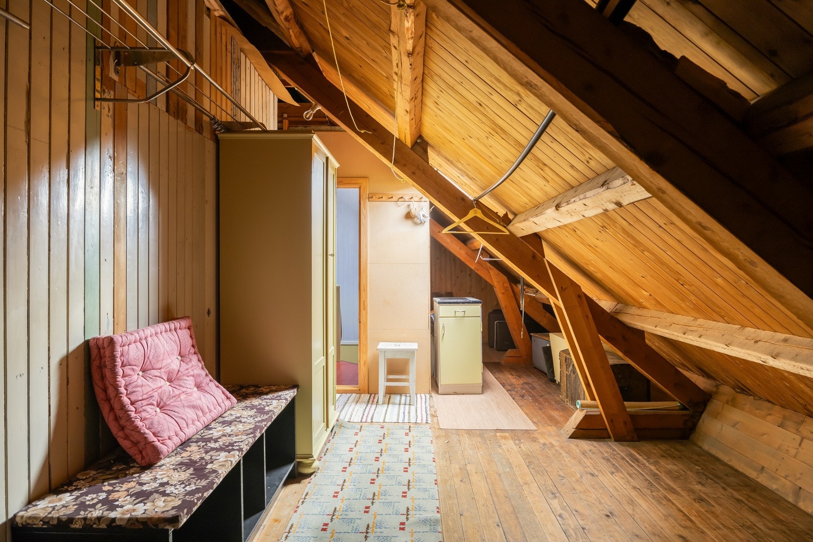 Loft innenfor soverommene. Bygget fremstår i svært velholdt og god forfatning alder tatt i betraktning, og både takkonstruksjon, innertak, grunnmur, kledning og vindu fremstår uten fukt eller tekniske defekter. Galleribilde