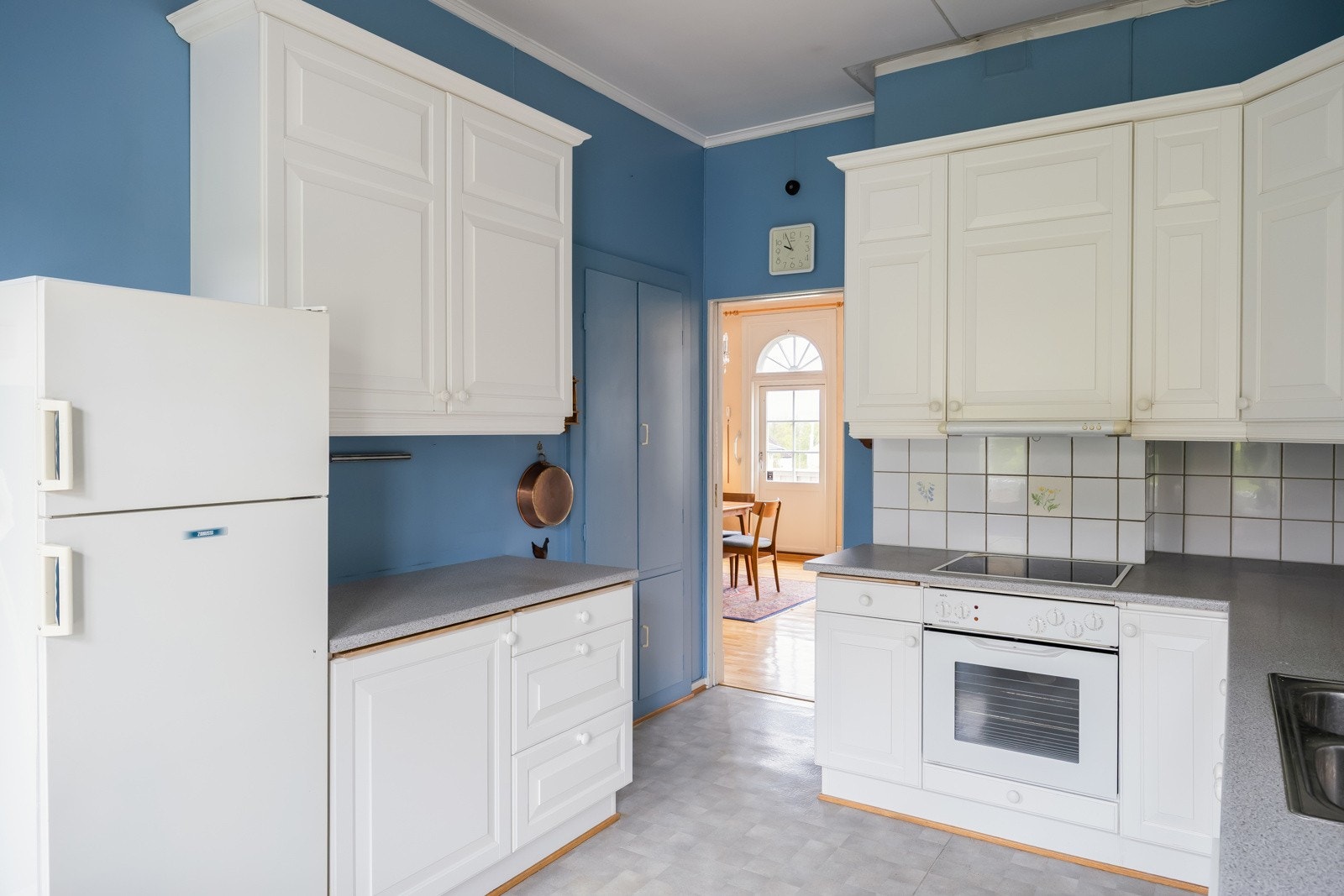 Separat kjøkken med praktisk tilgang fra både entréen og spisestue. Galleribilde