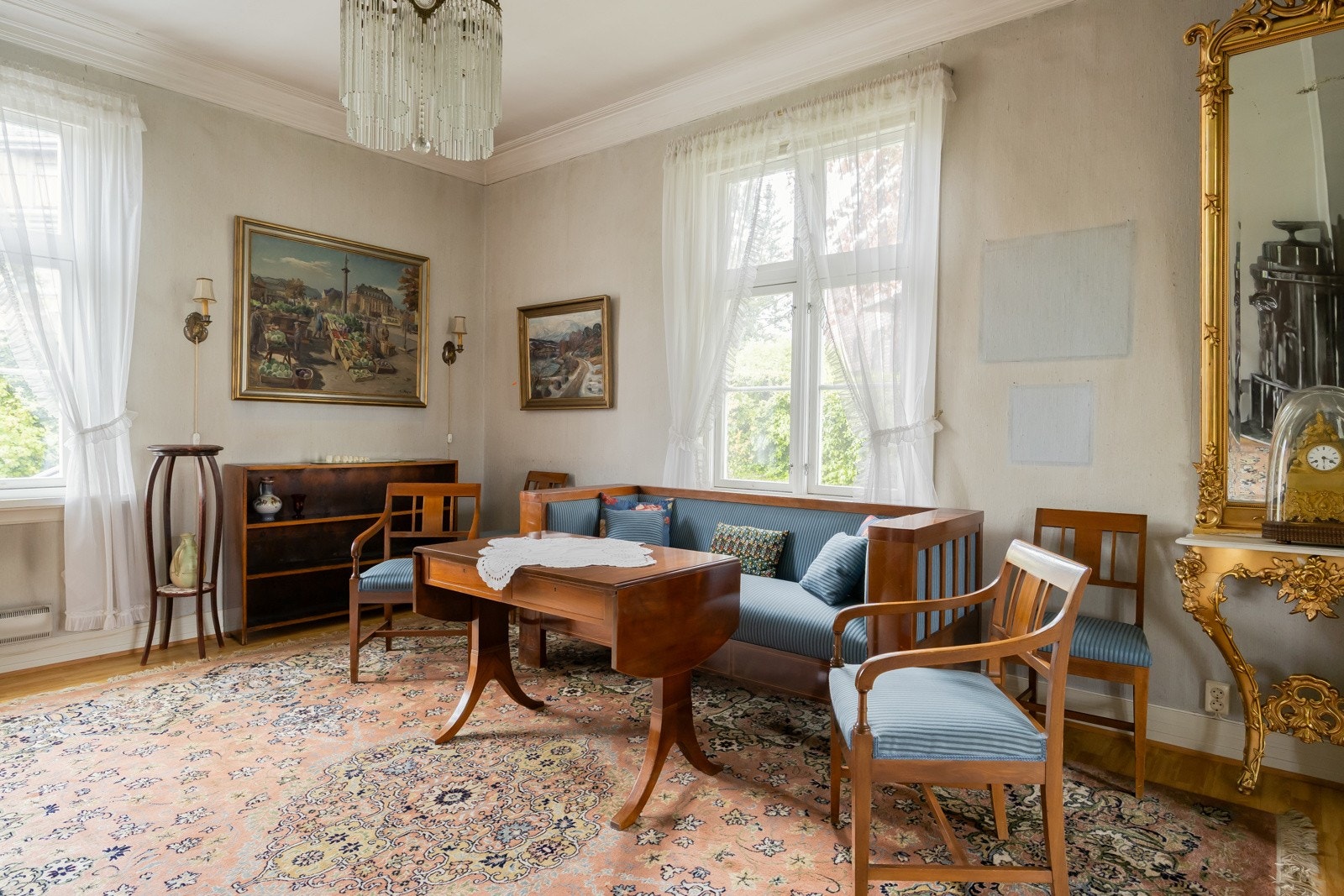 Første etasje strekker seg totalt over ca. 127 kvm og inneholder bl.a. fire stuer, kjøkken, bad, hall og flere bod-/lagringsrom. Galleribilde