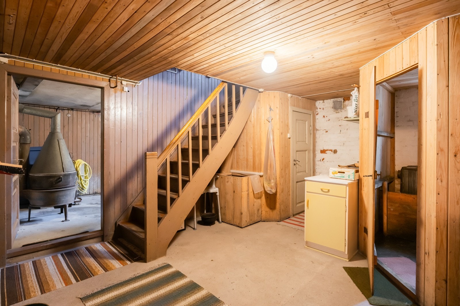 Kjelleretasjen måler totalt 120 kvm fordelt på uinnredede bodareal og vaskerom. Galleribilde