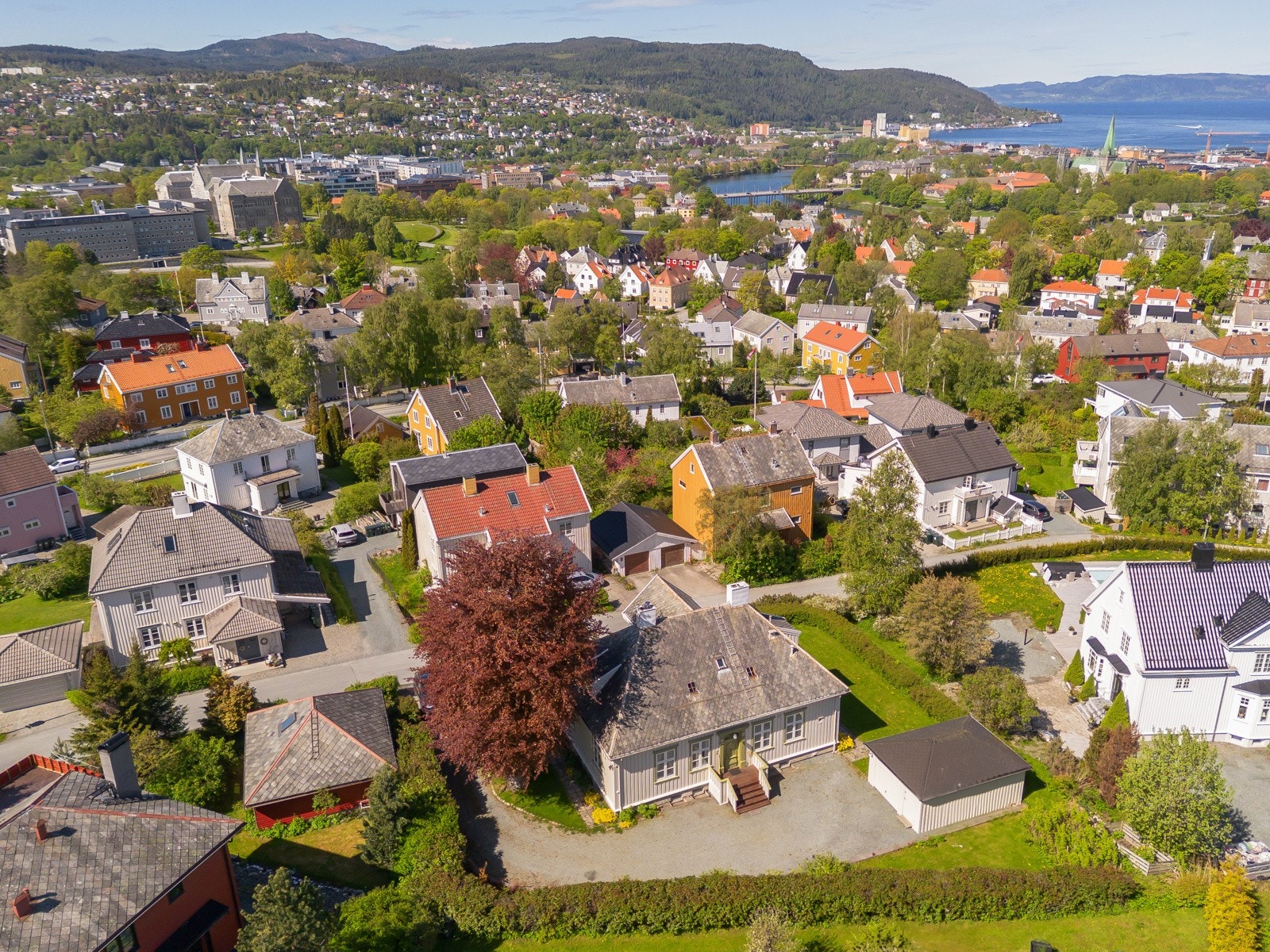 Området i seg selv er en vakker del av byen med hovedsakelig romslige og frodige villaeiendommer, og god tilgang på rekreasjonsvennlige miljø i Festningsparken og på Kvilhaugen. Galleribilde