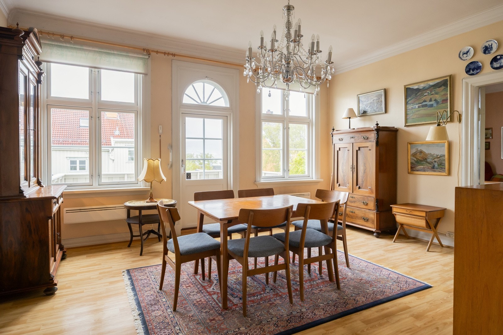 Første etasje har et herskapelig preg med tre stuer i front mot hagen, og en tilbaketrukket selskapsstue mot sør - klassisk for de store, herskapelige husene fra 1920- og 30-tallet. Galleribilde