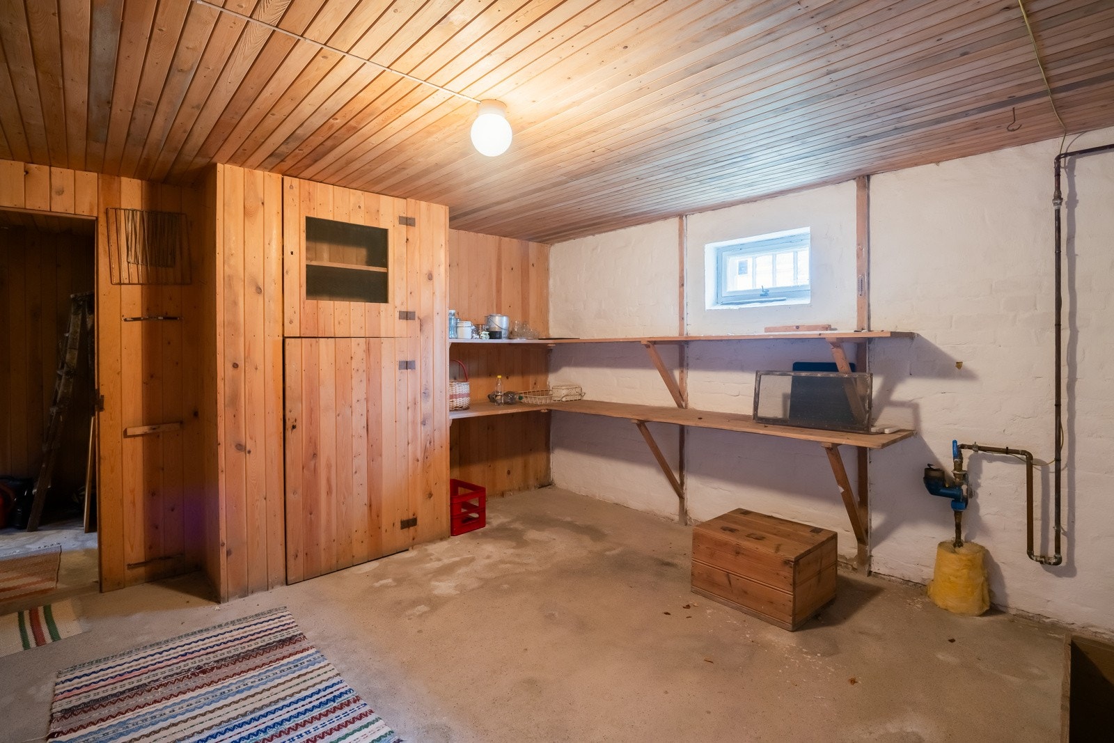 Bodarealene i kjelleren er romslige, holder en takhøyde på ca. 210 cm og fremstår som tørre og i god forfatning. Galleribilde