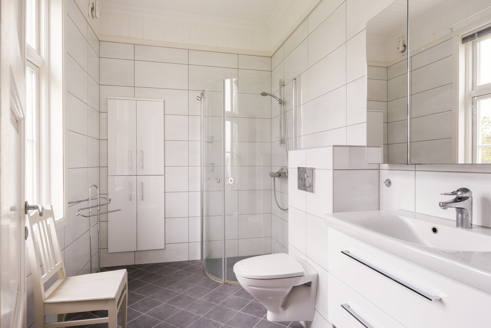 Romslig baderom i første etasje som ble renovert i 2013. Galleribilde