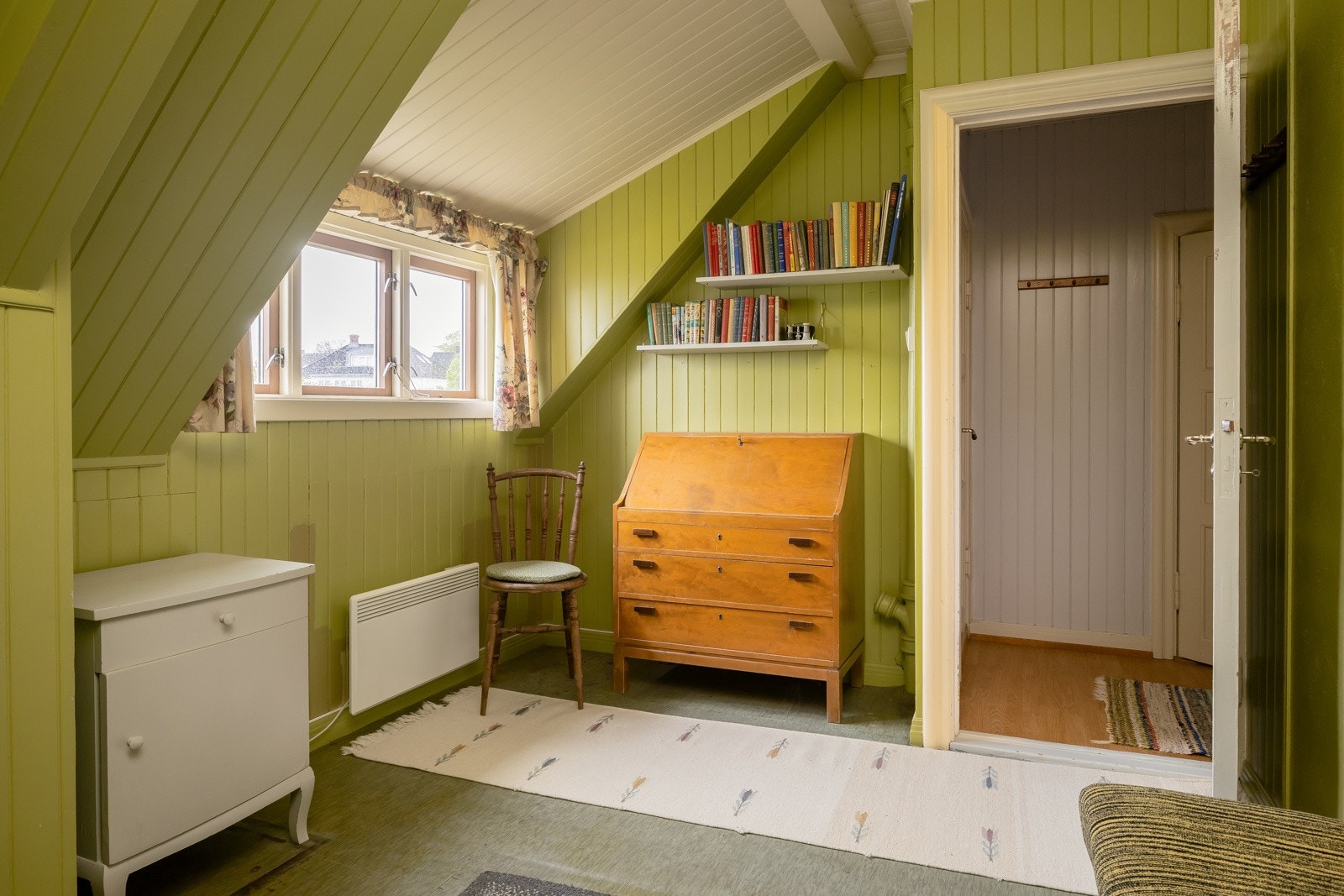 Begge de to minste soverommene har uforløst potensial med tilstøtende loftsrom på totalt ca. 32 kvm gulvareal som ikke er innredet. Galleribilde