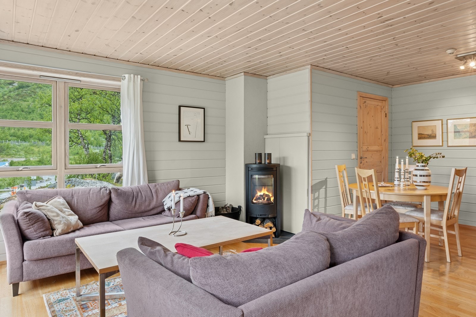 Stuen har gode lysforhold fra de store vindusflatene. Galleribilde