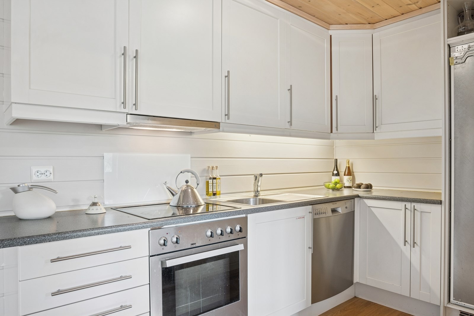 Kjøkkenet har integrerte hvitevarer. Galleribilde