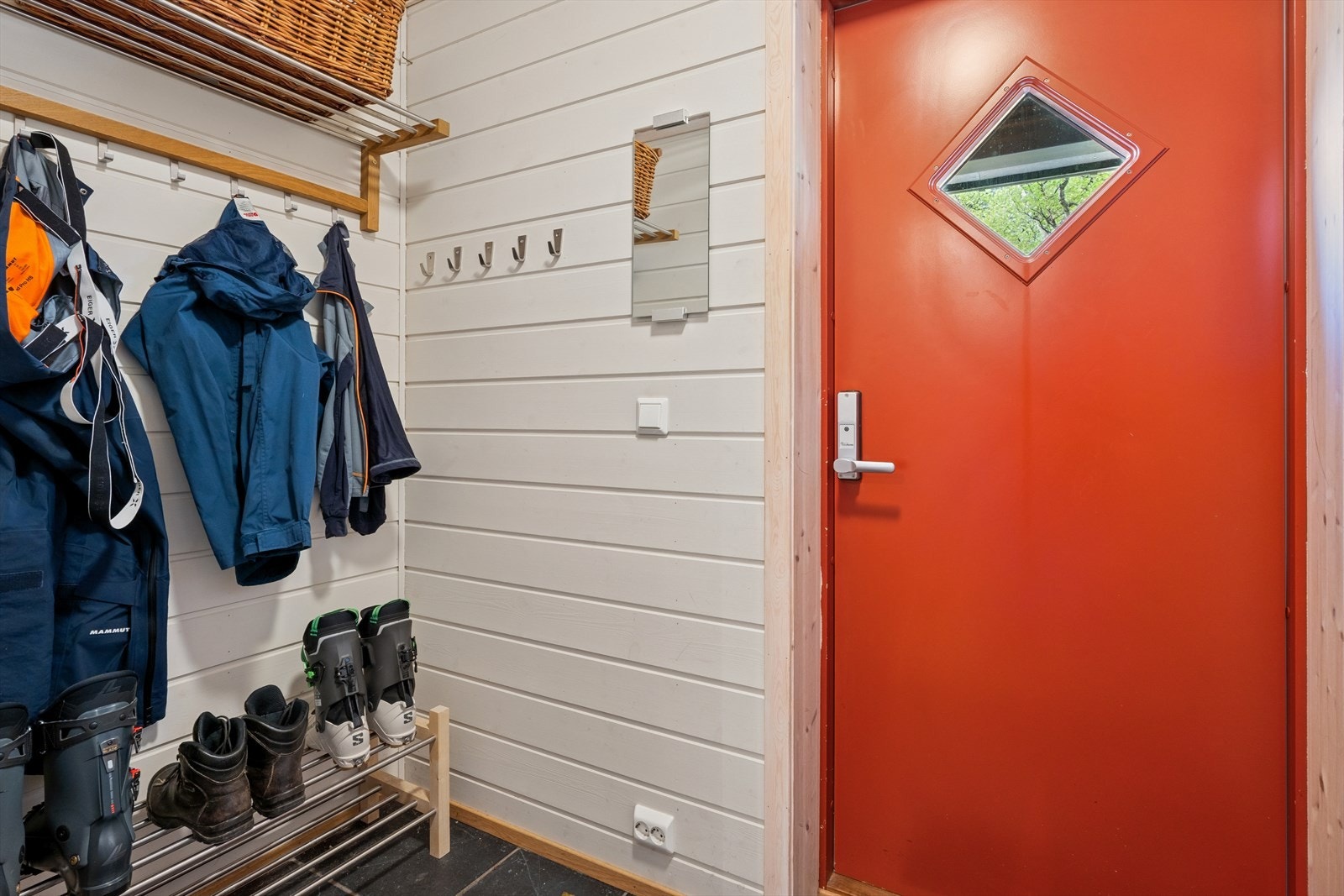 Entréen har praktiske fliser på gulvet, og god plass til å henge fra seg yttertøyet. Galleribilde