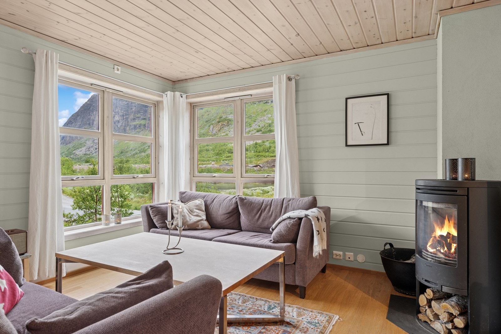 Leiligheten har en lys og fin stue med panel i himling og på vegger, samt parkett på gulvet. Galleribilde