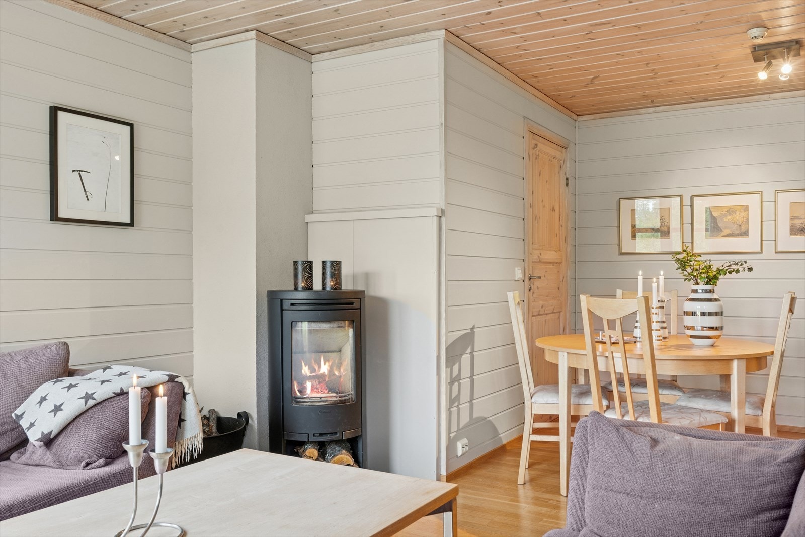 Det er montert et fint ildsted som sørger for lun varme og knitrende god stemning på kalde dager. Galleribilde