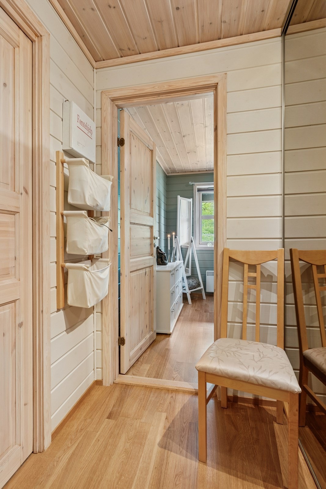 Det er god garderobeplass i gangen. Galleribilde