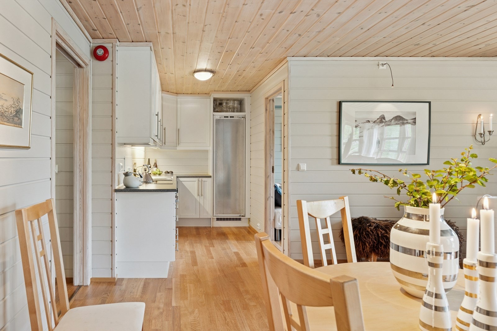 Kjøkkeninnredning med malte profilerte fronter og laminat benkeplater. Galleribilde