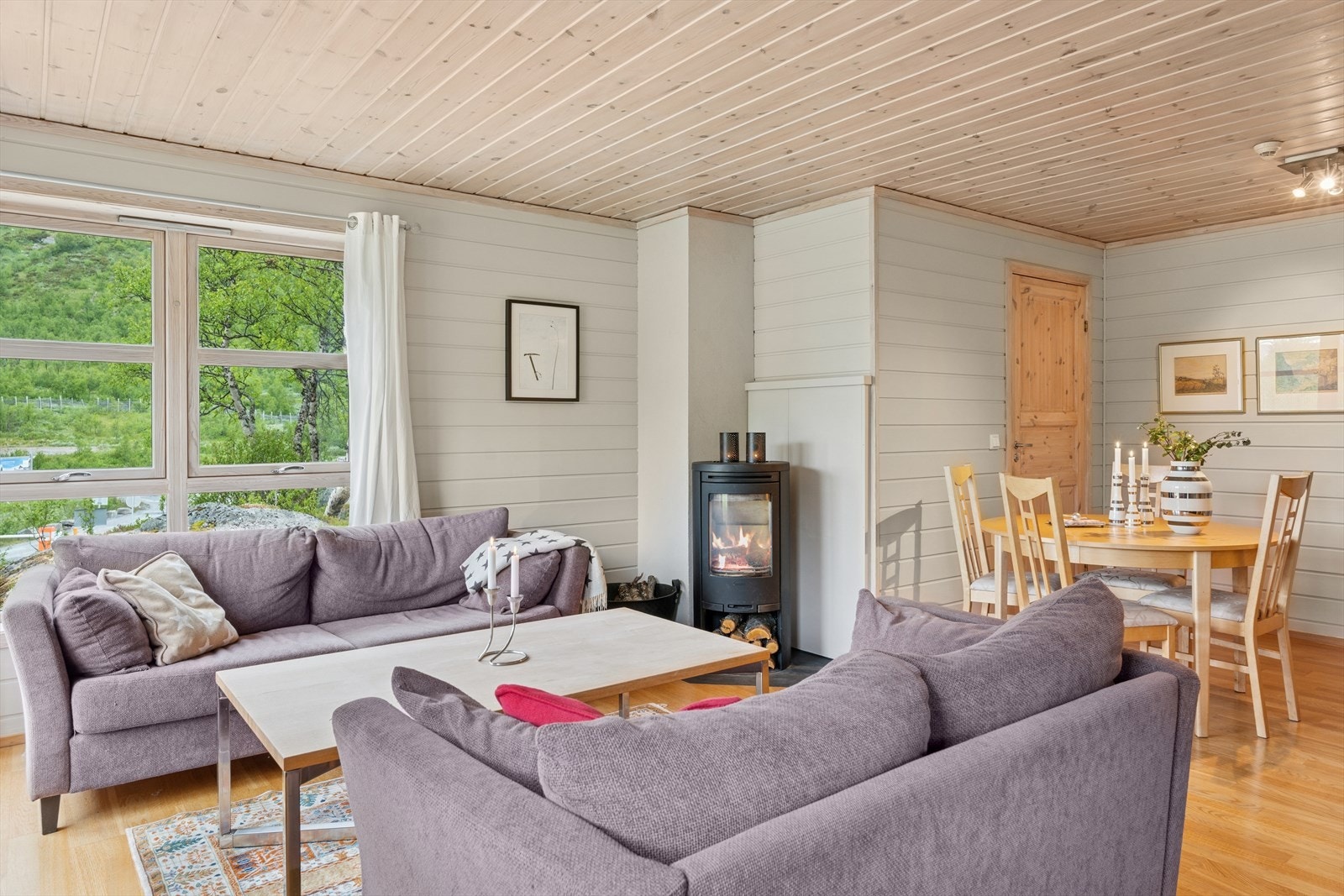 Det er plass til både sofagruppe og spisebord. Galleribilde