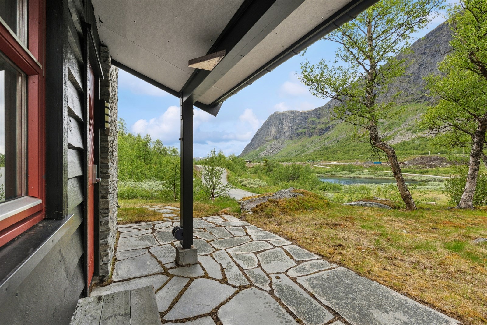 Herlig utsikt fra uteplassen. Både inngangsparti og overbygget uteplass Galleribilde