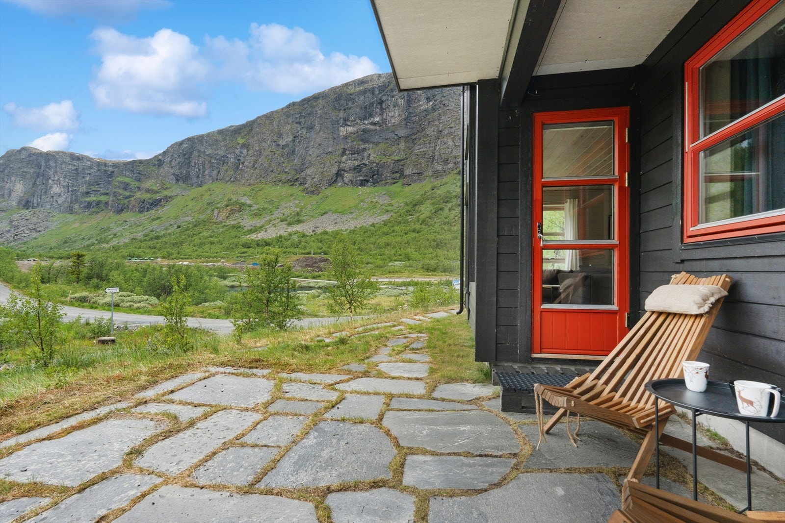 Delvis overbygget uteplass med flotte skiferheller. Utgang fra stue Galleribilde