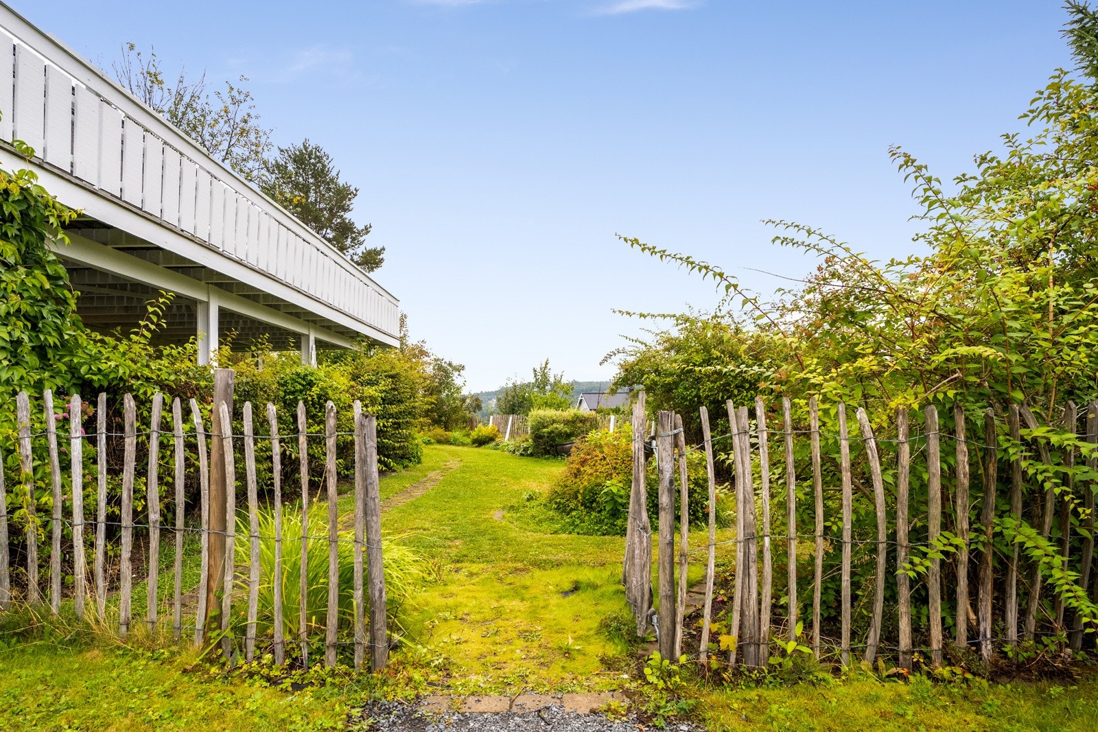 Gjerde med port inn til boligen Galleribilde