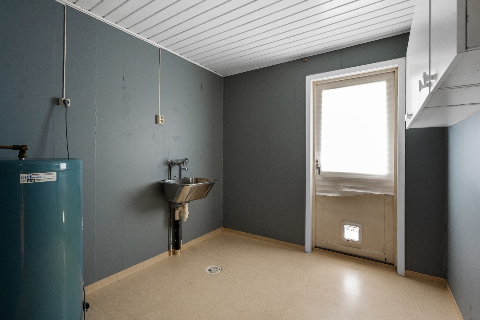 Vaskerom i 1.etg. med utgang til terrasse på baksiden av huset Galleribilde