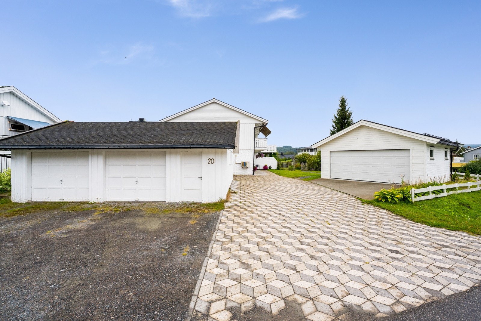 Biloppstillingsplass også foran garasjeplassen Galleribilde