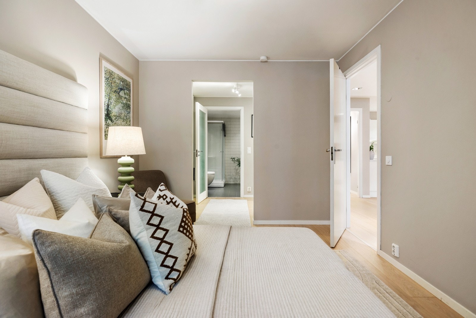 Her er det direkte adkomst til garderoberom og bad. Galleribilde