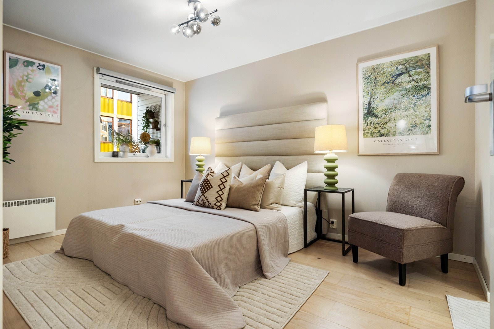 Soverommet er romslig og har plass til dobbeltseng, nattbord og kommode. Galleribilde