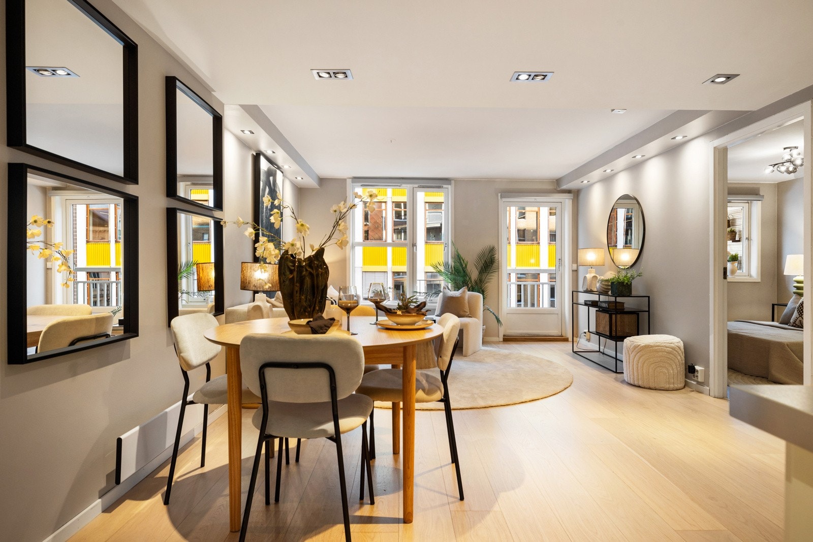 Det er god plass til sofagruppe, spisebord og øvrig møblement. Galleribilde