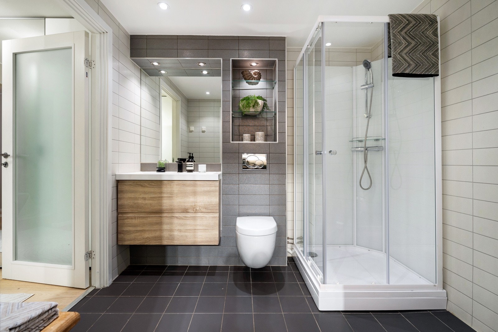 Over toalettet er det hyller som gir ekstra oppbevaringsplass. Galleribilde