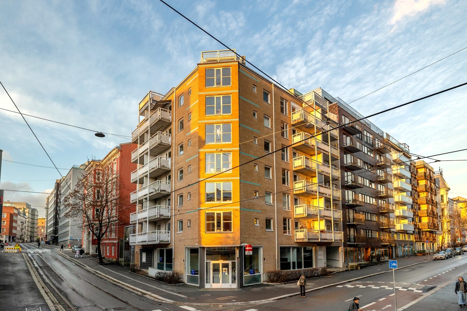 Her bor du sentralt og rolig, med restauranter, butikker, treningssentre, parker og kollektivtransport rett utenfor døren. Galleribilde