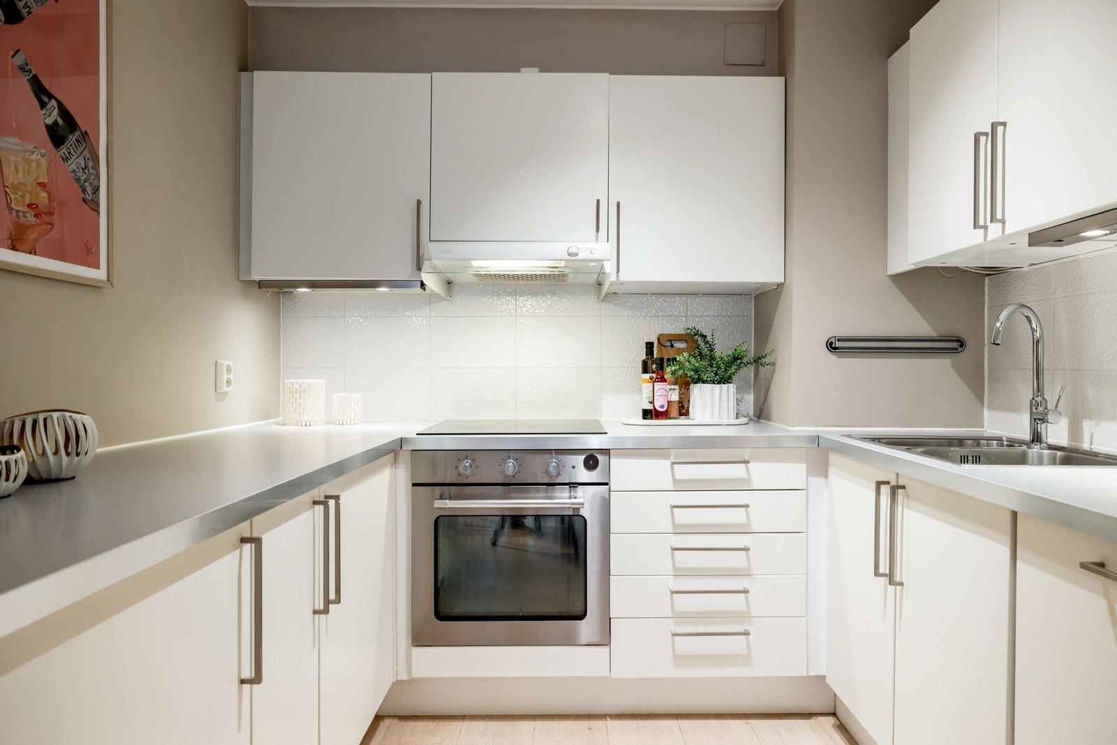 Ved kjøkkenet er det plass til spisebord, som gjør dette til et naturlig samlingspunkt. Galleribilde