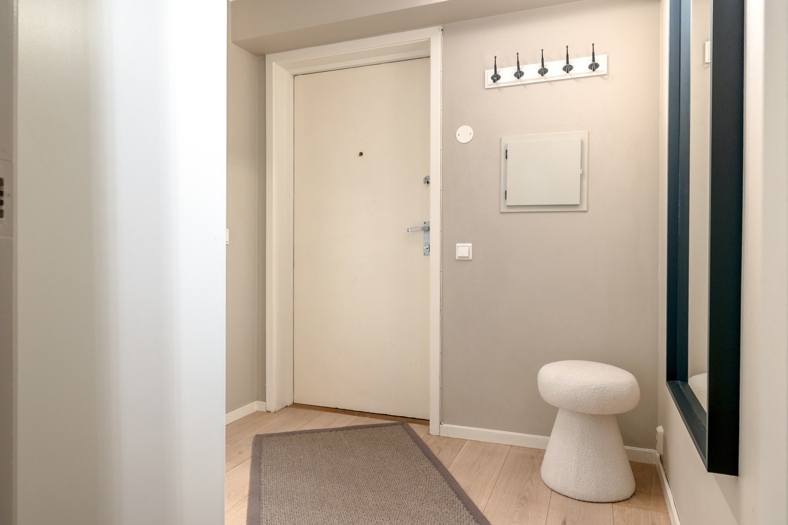 Her er det rom for oppheng av yttertøy og plass til møblement som konsollbord eller skohylle. Galleribilde