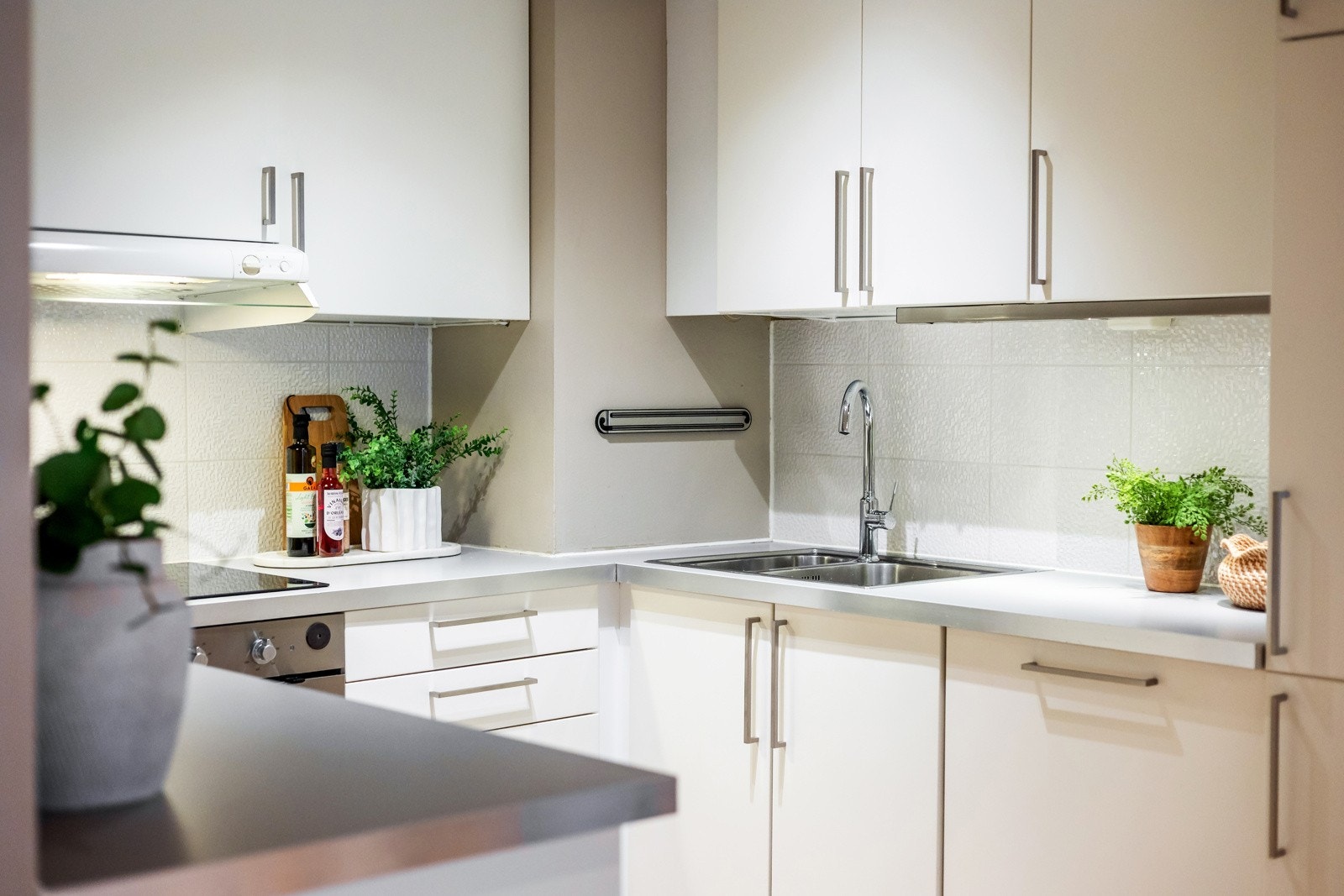 Kjøkkenet er utstyrt med integrert komfyr, keramisk platetopp, oppvaskmaskin, kjøl/frys og ventilator. Galleribilde