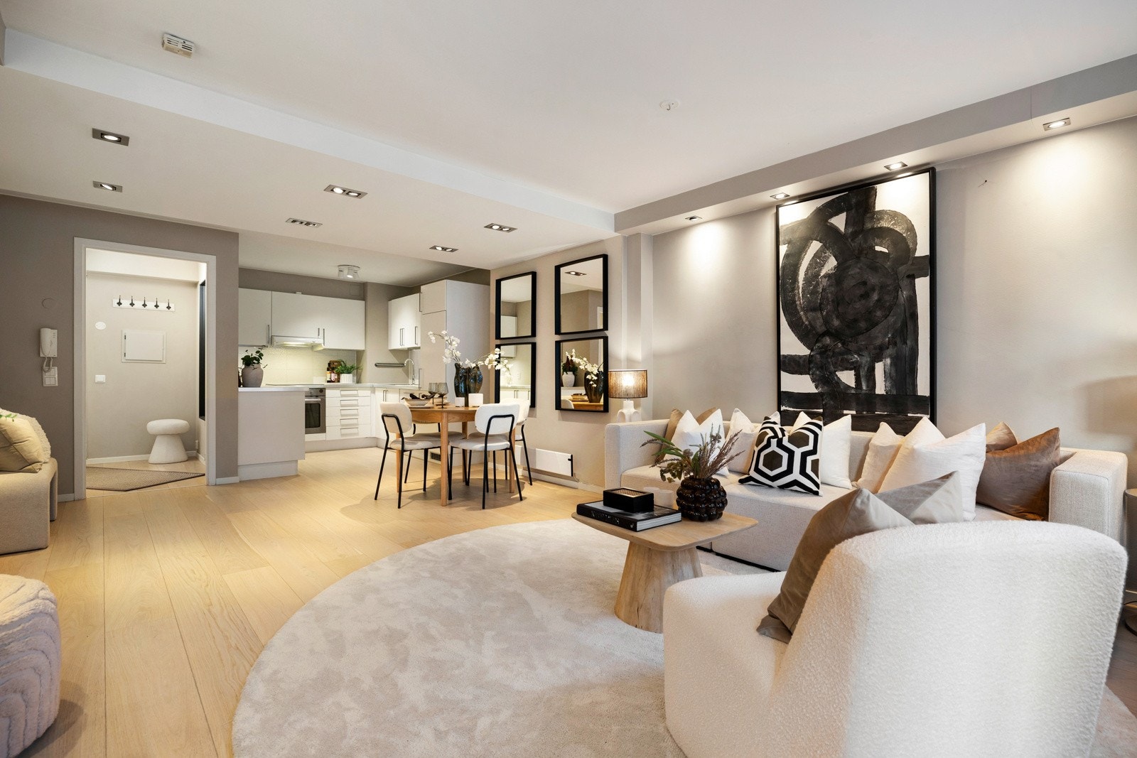 Den åpne løsningen mot kjøkkenet skaper et sosialt og funksjonelt rom. Galleribilde