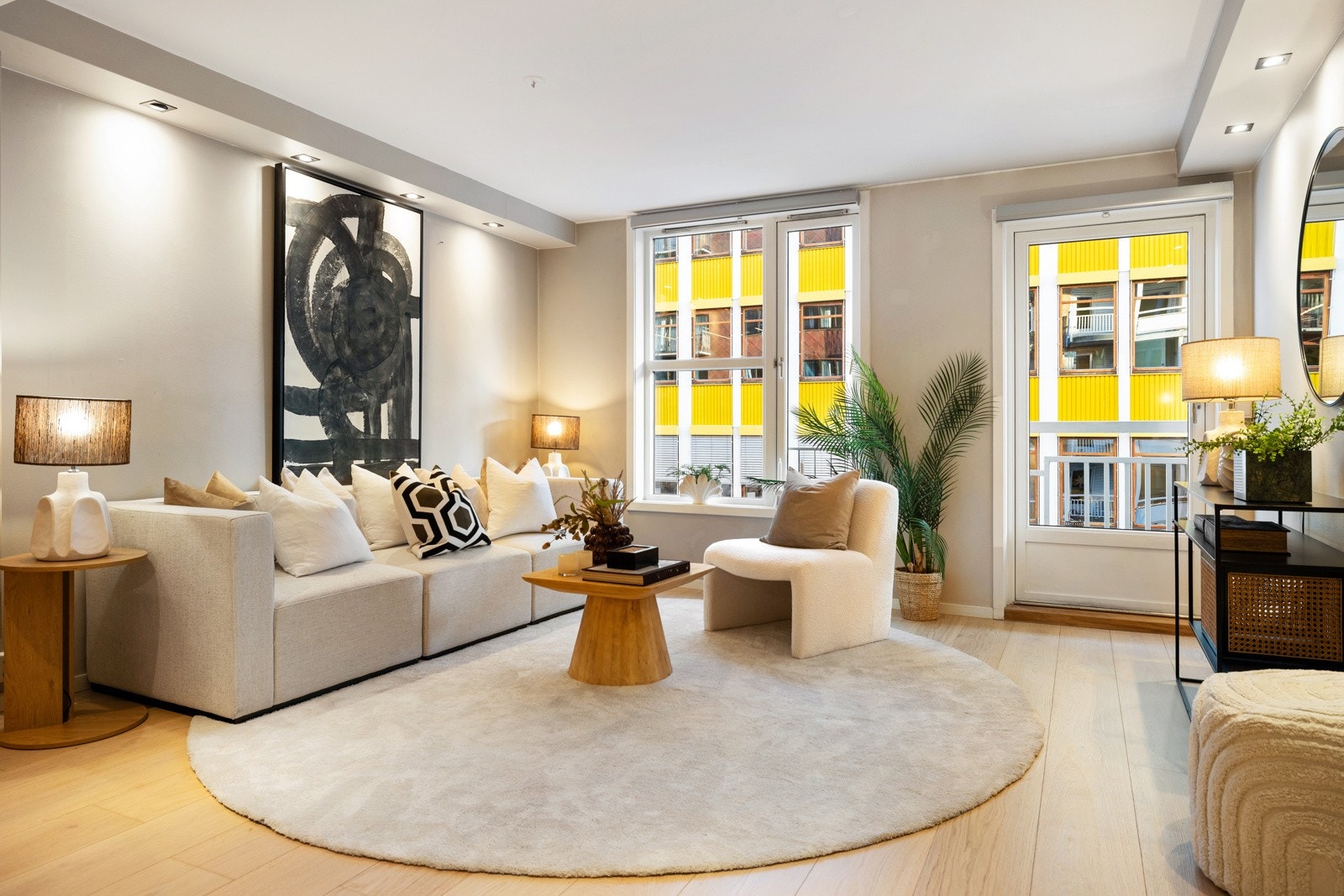 Stuen fremstår som et lyst og trivelig oppholdsrom med enstavs parkett på gulvet. Store vindusflater slipper inn godt med naturlig lys og bidrar til en luftig romfølelse. Galleribilde