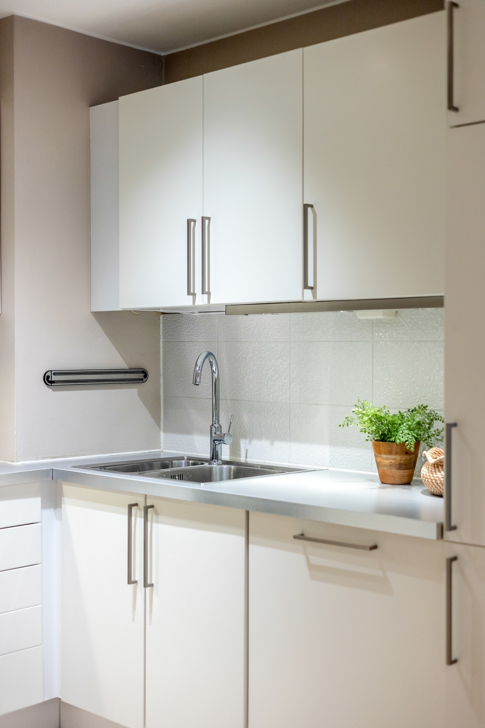 Over benken er det fliser og belysning under overskap. Galleribilde