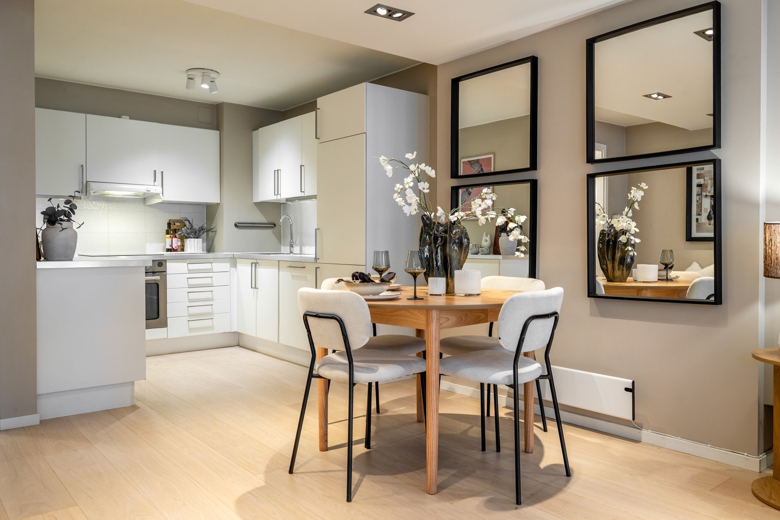 I tilknytning til kjøkkenet er det også plass til en spisegruppe. Galleribilde