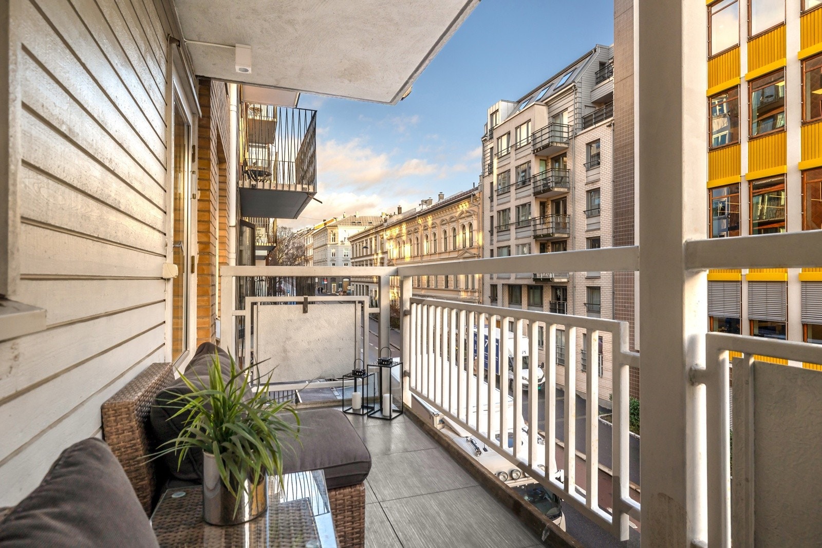 Fra stuen har du utgang til en overbygd og flislagt balkong på ca. 7 kvm. Galleribilde