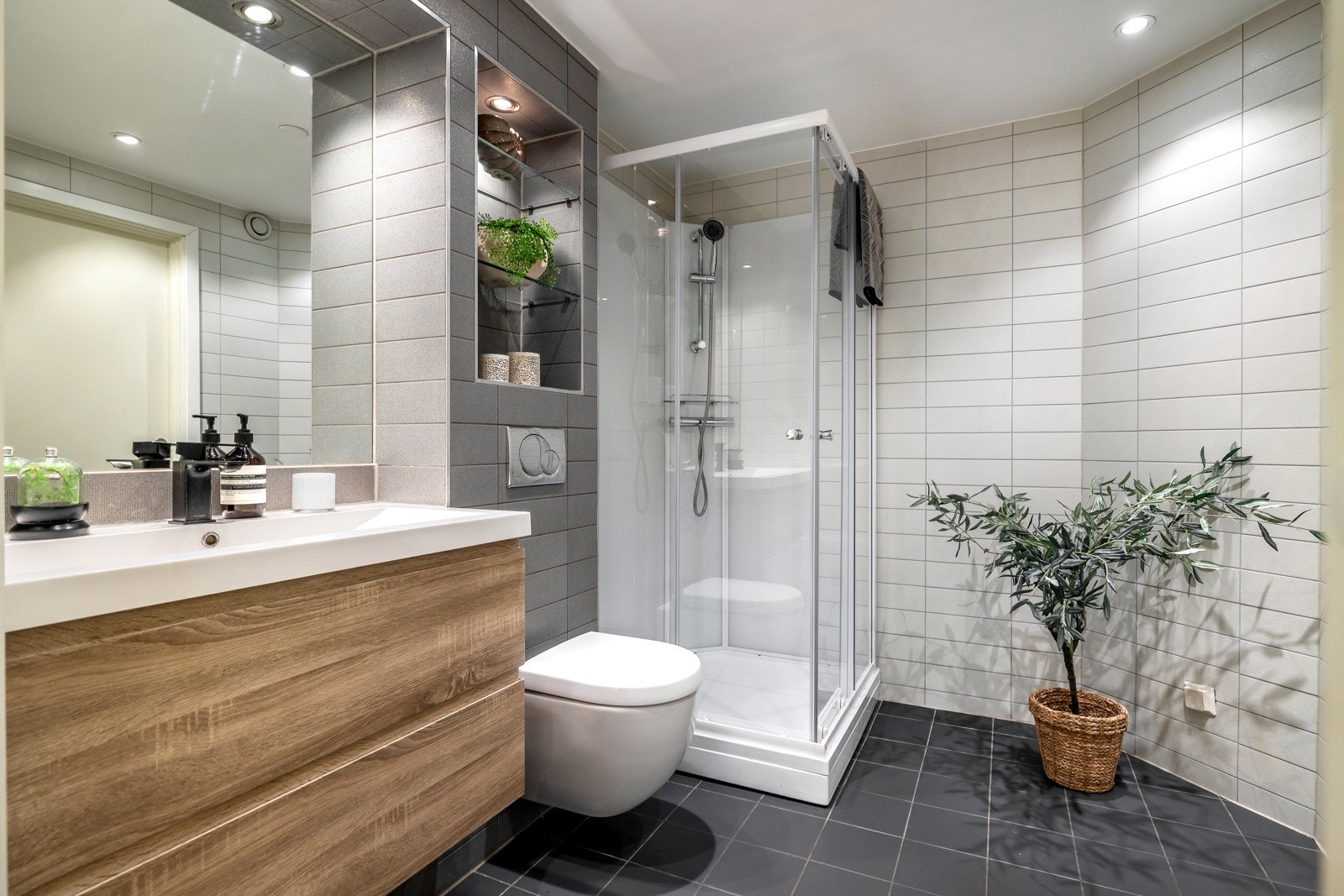 Pent flislagt bad med varmekabler i gulv og downlights i himling. Galleribilde