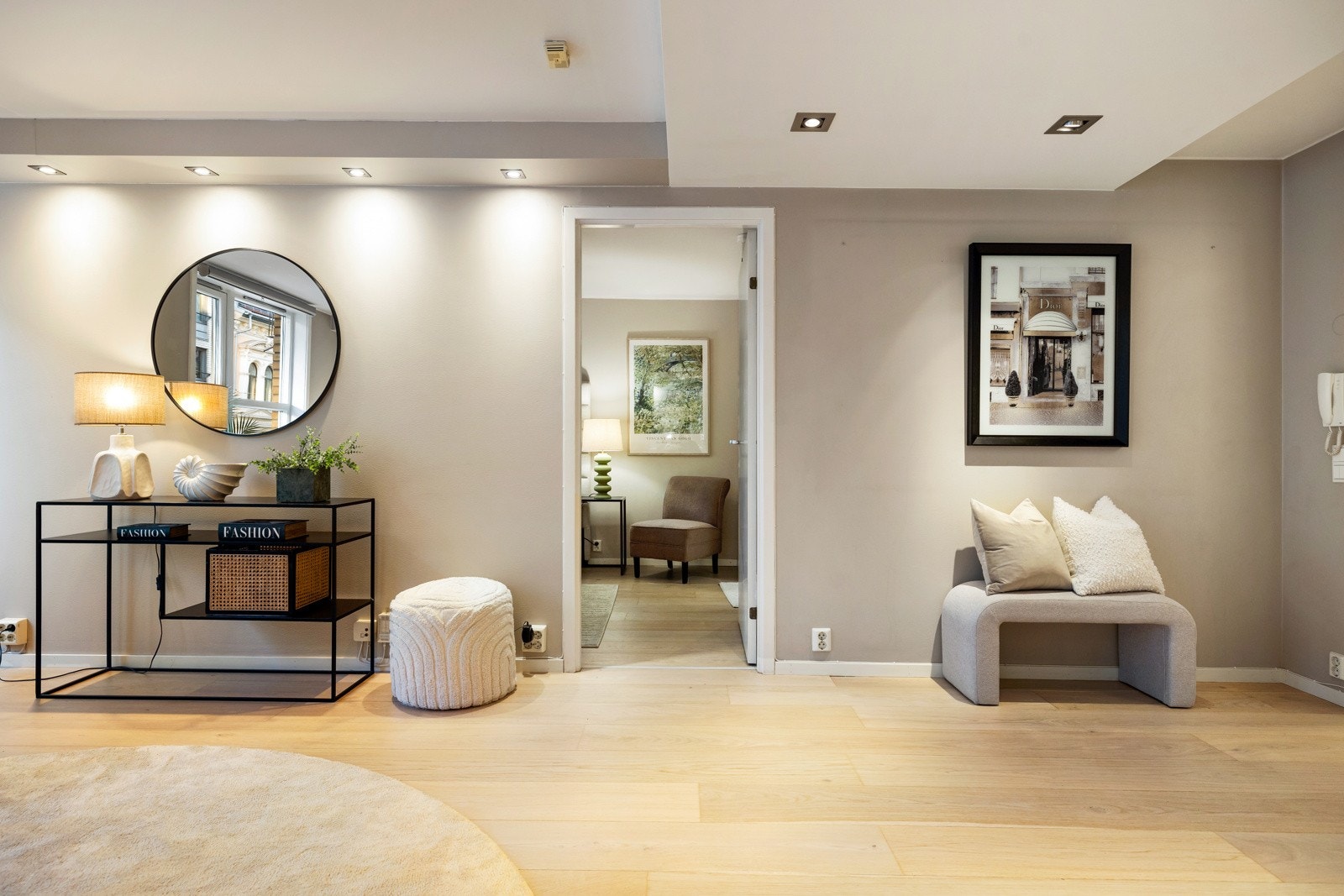 Nylig malte vegger kombinert med nyslipt parkett gir rommet et friskt og velholdt preg. Galleribilde