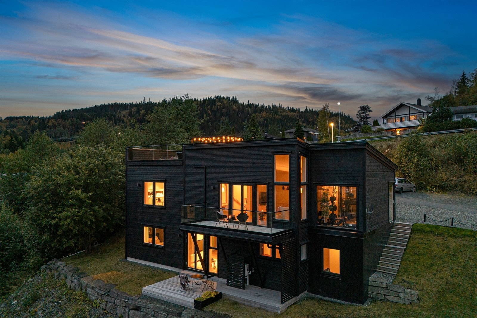 Aktiv Eiendomsmegling v/ Marius Kvalvik har gleden av å presentere Nordlykkja 4 - en strøken funkisbolig fra 2018 med storslått utsikt over Buvika. Foto: Vidar Alvik/ Grattis foto. Galleribilde