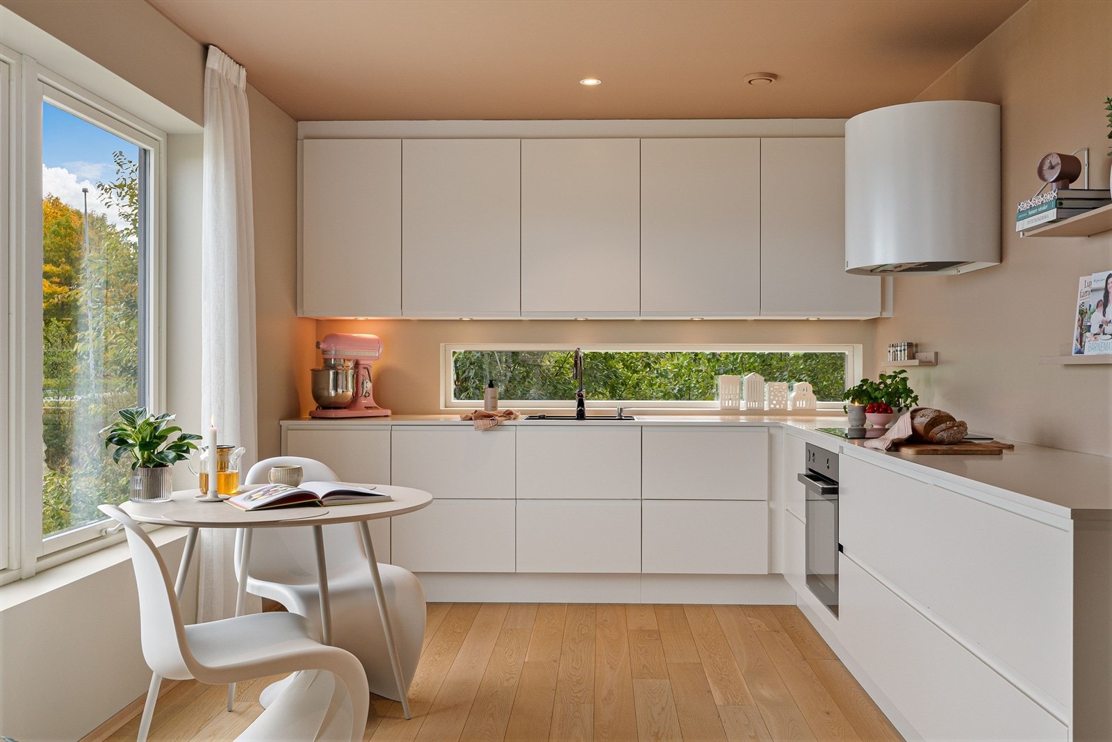 Kjøkkenet fra Aubo fremstår som helhetlig og tidløst, med slette fronter, rene linjer og en gjennomført materialbruk som matcher resten av boligen. Galleribilde