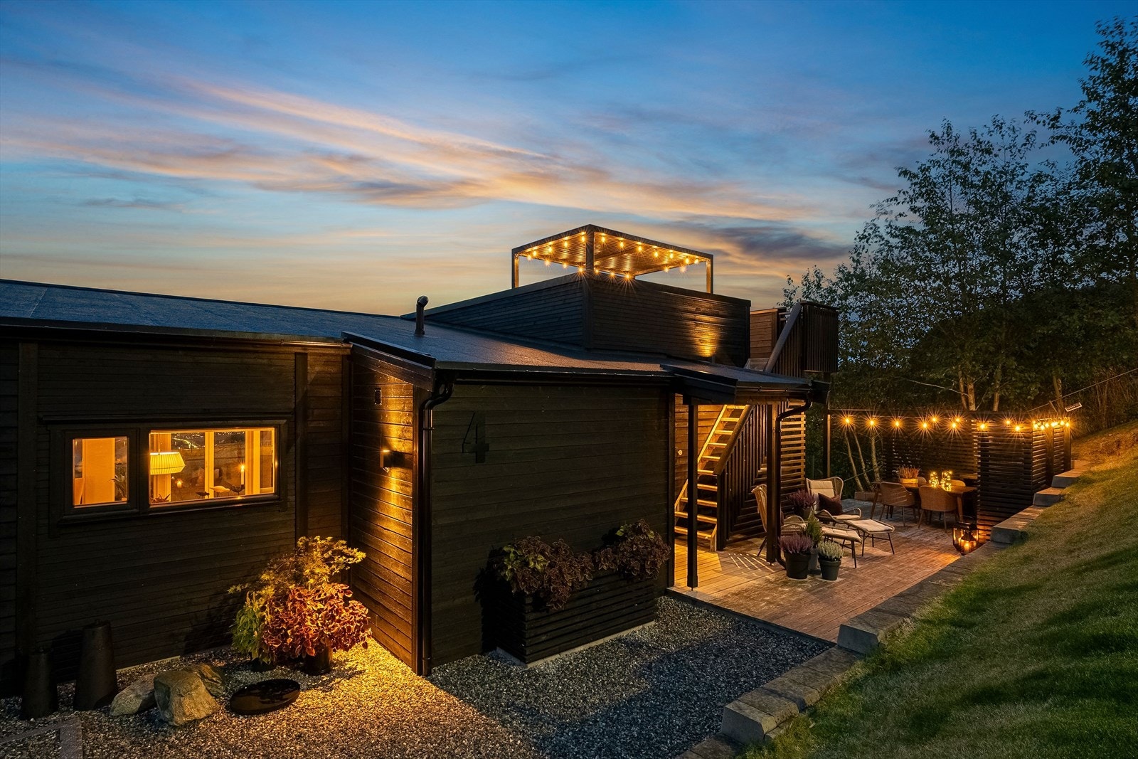 Platting og pergola ble etablert i 2019, samtidig som det ble satt opp en påkostet støttemur. Galleribilde