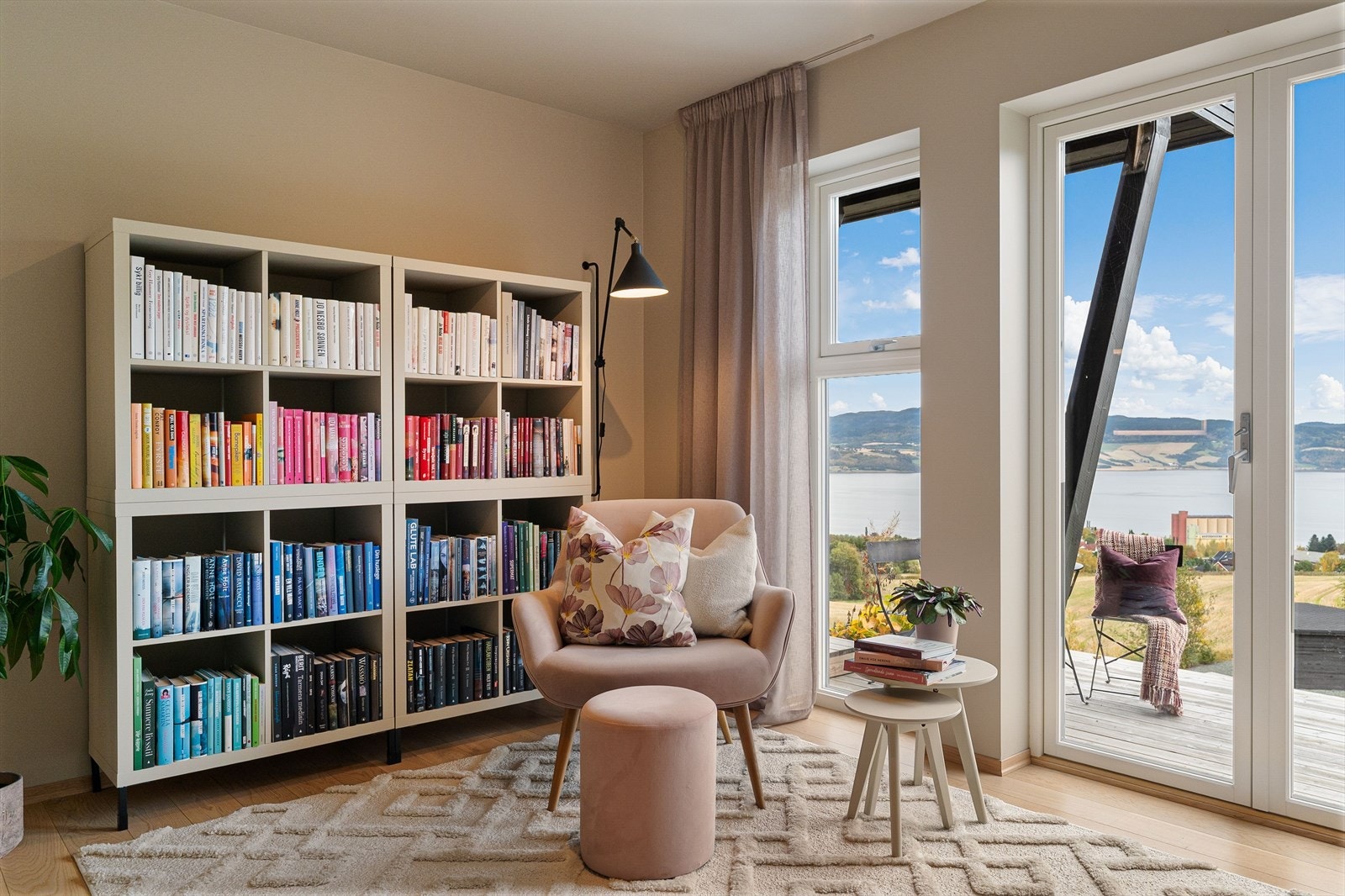 Også her har man adkomst til en av boligens mange uteplasser. Galleribilde