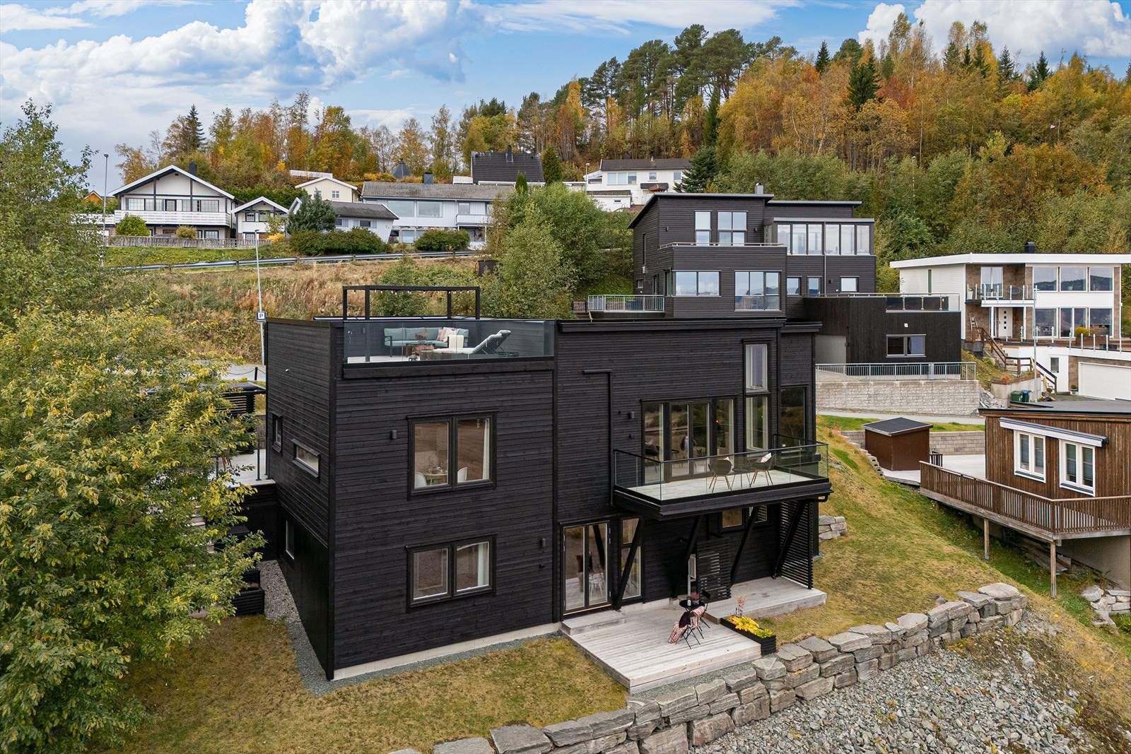 Det er ca. 2 km til Buvika med matbutikker, skole, idrettsanlegg og flere barnehager. Galleribilde