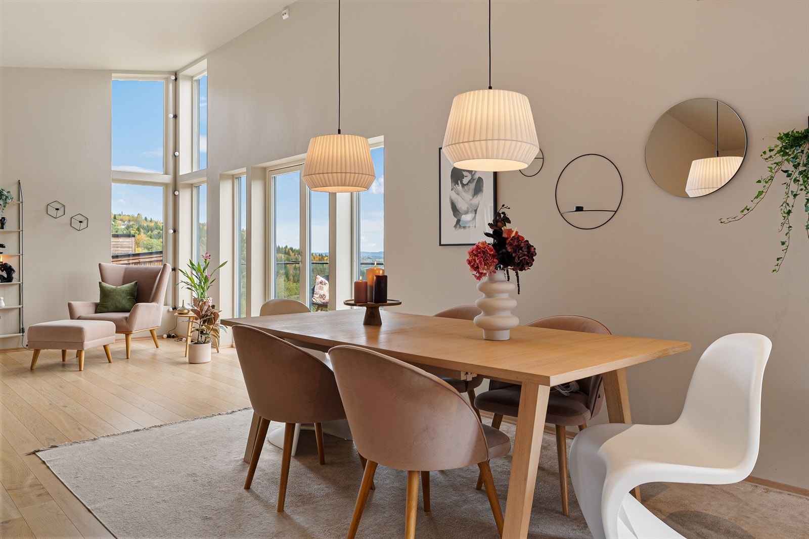 Det er 1-stavs parkett i alle rom, unntatt bad, gang og vaskerom. Galleribilde