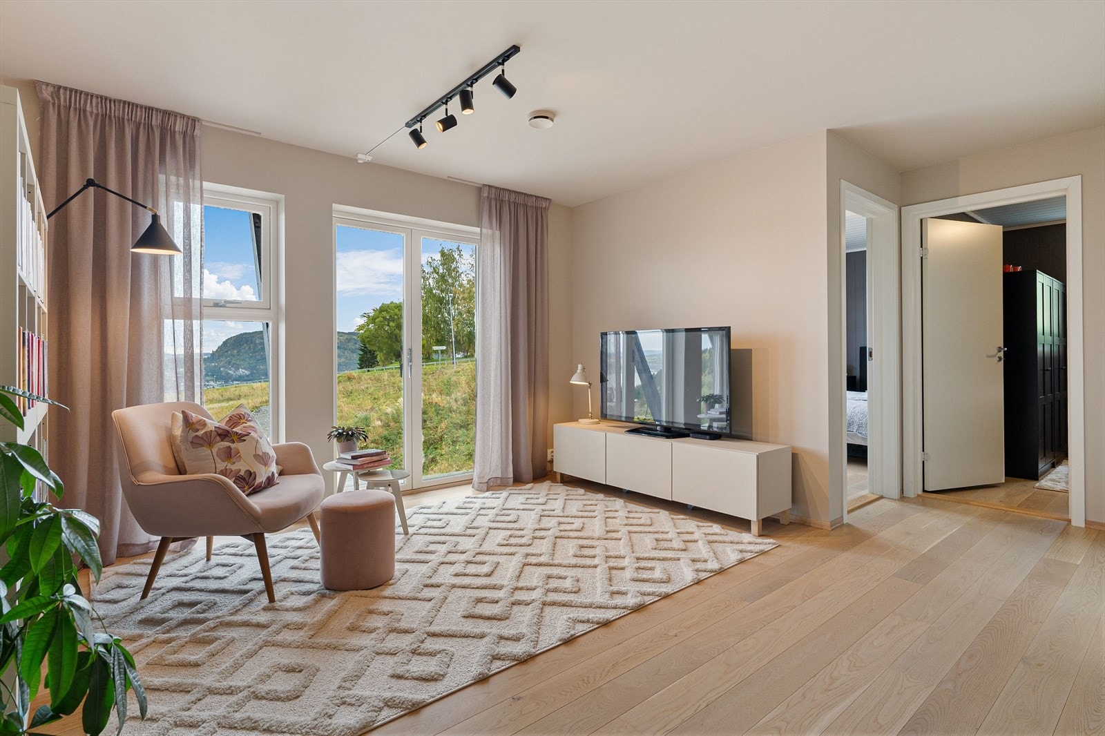 I tilknytning til trappegangen finner man en TV-stue - et naturlig samlingspunkt for familie og gjester. Galleribilde