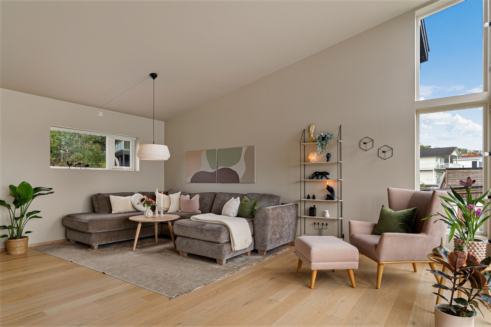 Boligen kombinerer gode materialvalg, smarte løsninger og et rent, moderne uttrykk med 1-stavs parkett og stort sett listefrie overganger. Galleribilde