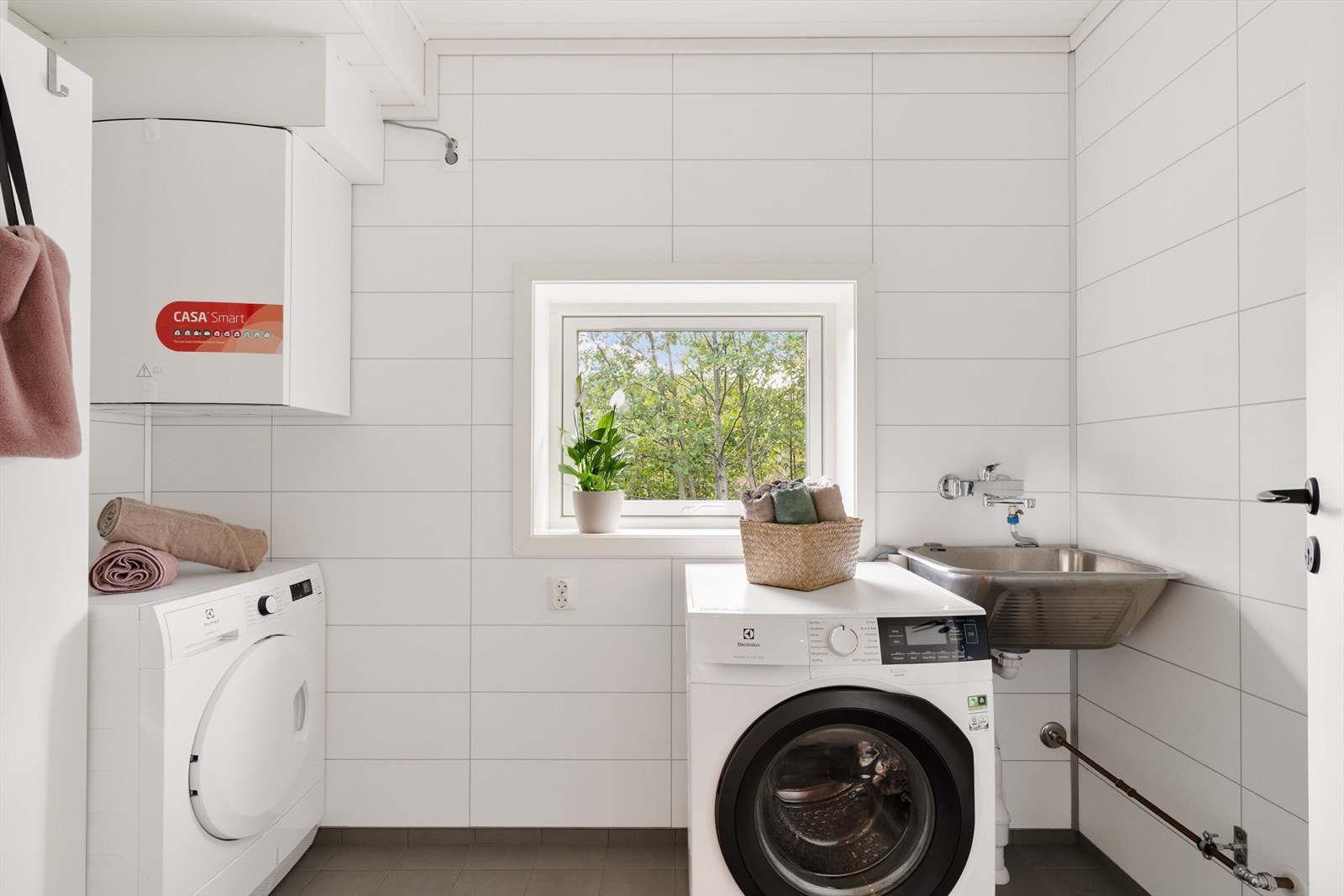 Her er alt tilrettelagt for en effektiv hverdag, med god plass til både tøyhåndtering og oppbevaring. Galleribilde