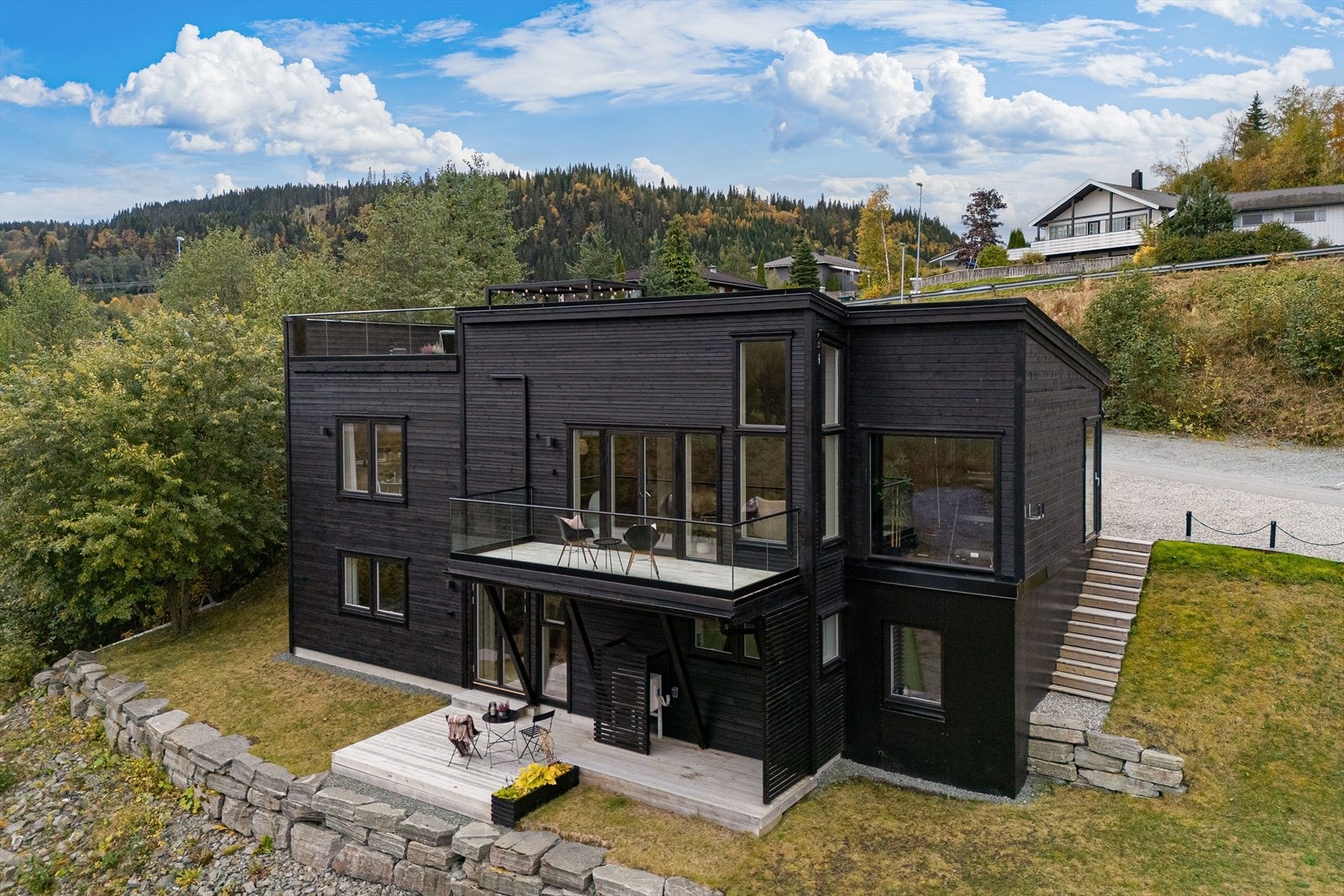 Bebyggelsen i området består av stort sett av eneboliger, men det er også større gårdsbruk i området. Galleribilde